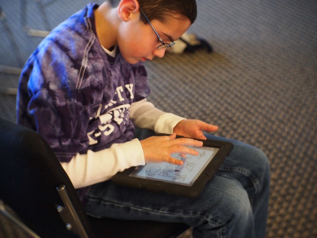 Estudiante usando una tableta en el colegio