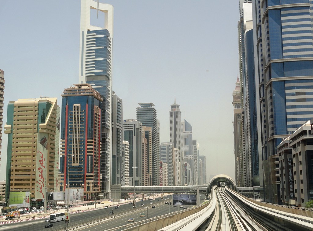 Vía elevada del metro de Dubái entre los rascacielos de Sheikh Zayed Road