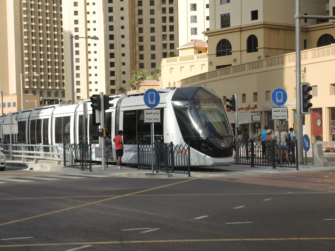 Tranvía de Dubái en una parada de Dubai Marina