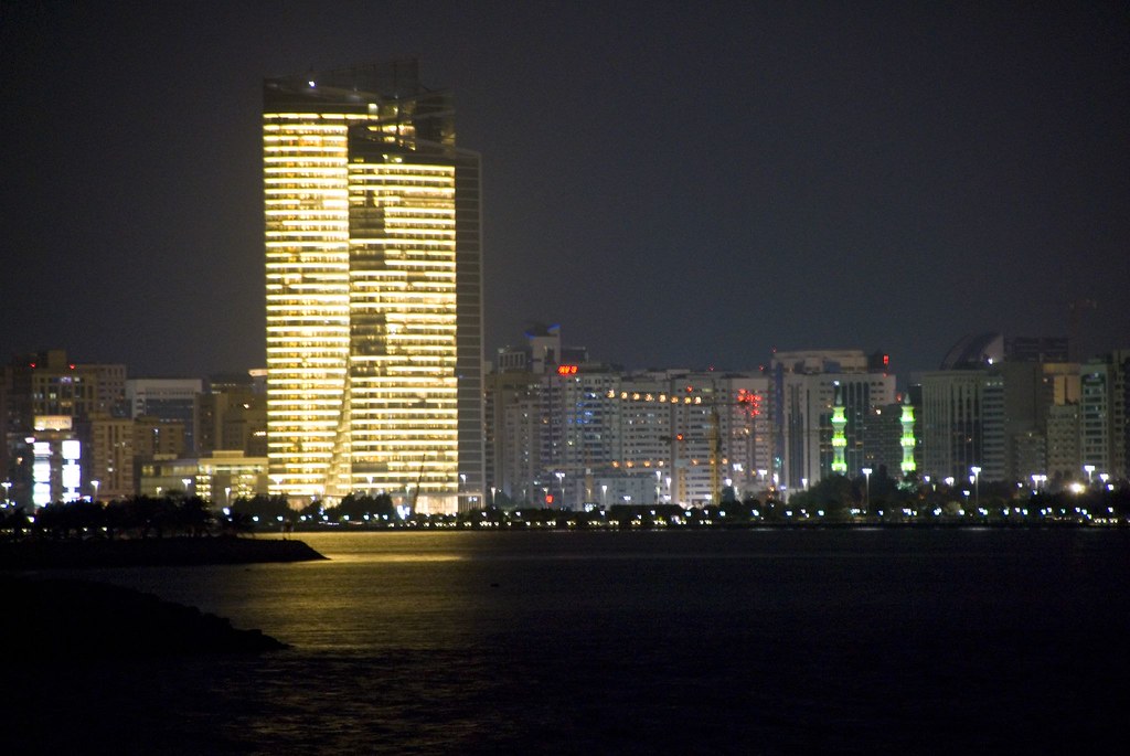 Skyline de Abu Dabi iluminado de noche