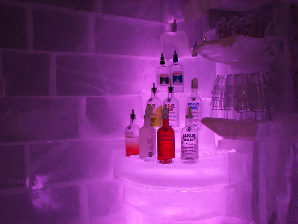 Interior de un bar de hielo con esculturas y vasos de hielo