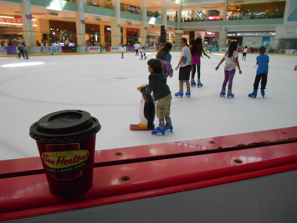 Patinadores en la pista Dubai Ice Rink de Dubai Mall