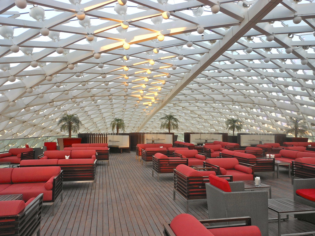 Terraza lounge del hotel W Abu Dhabi – Yas Island bajo su cúpula de acero y cristal