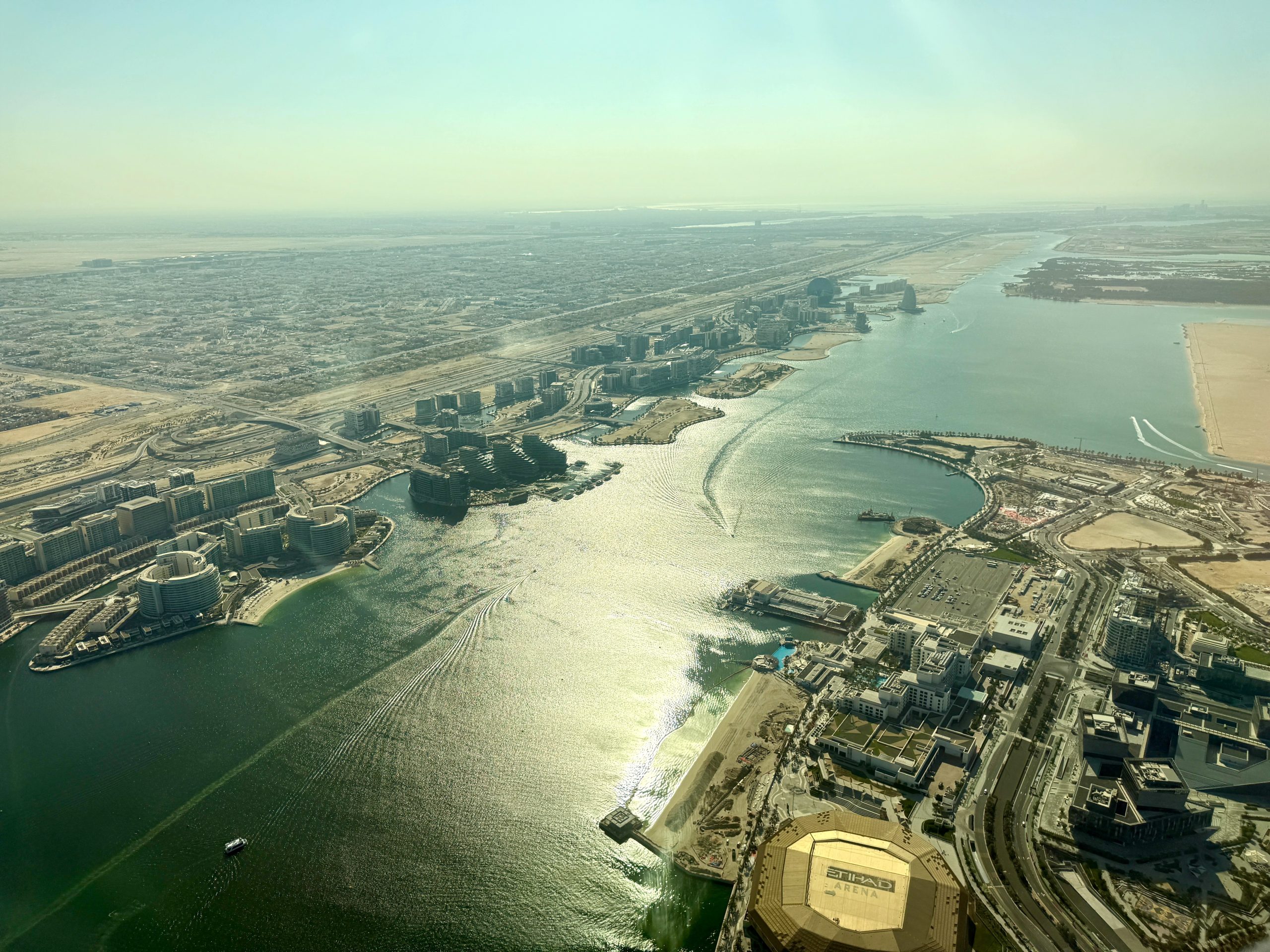Paseo marítimo de Yas Bay en Abu Dabi al atardecer