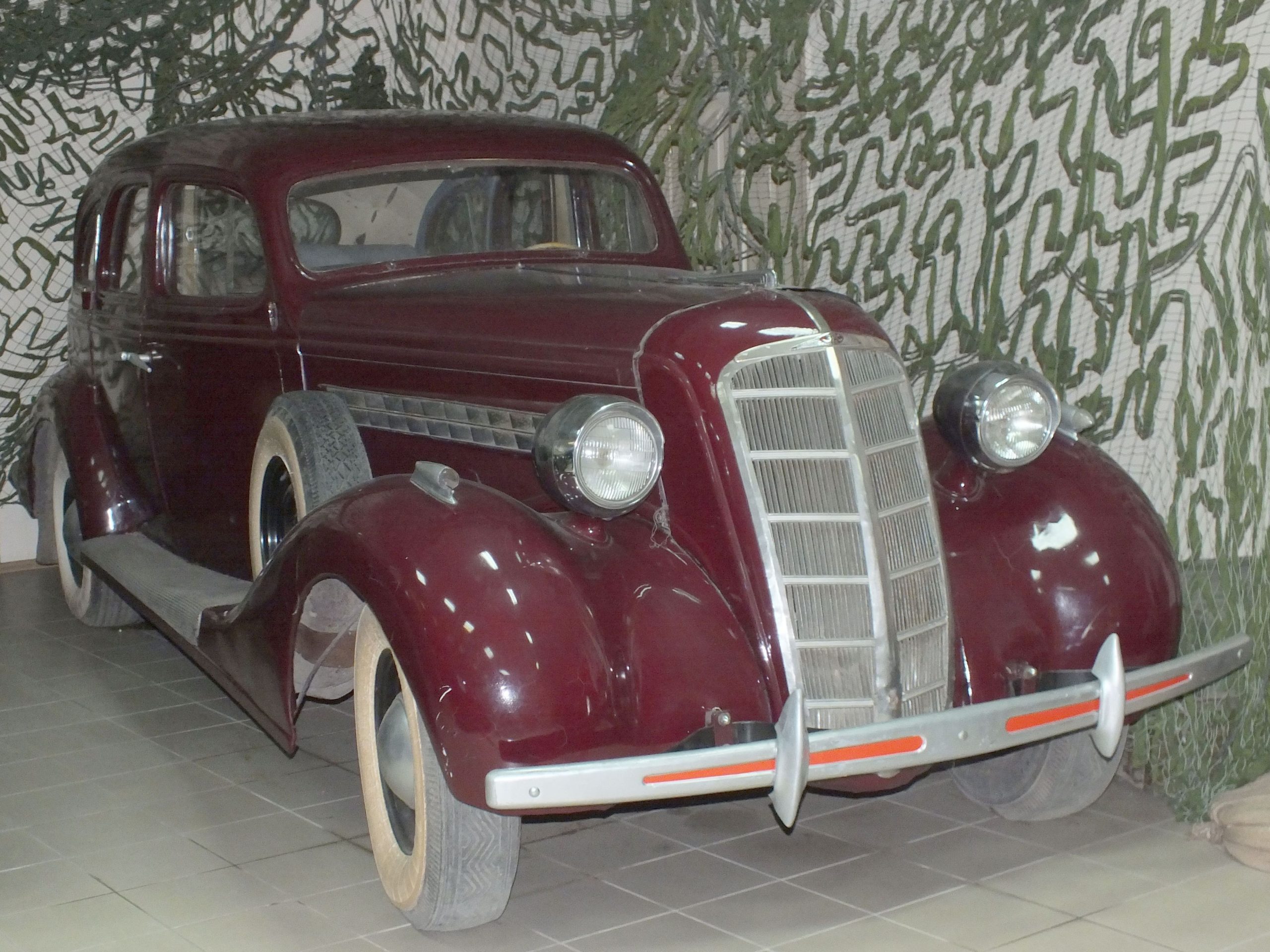 Coches antiguos en exposición en un museo