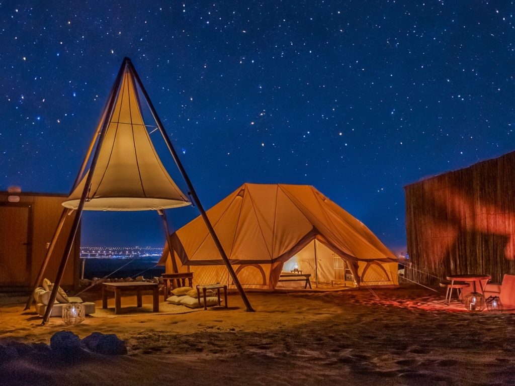 Tiendas de glamping bajo las estrellas en el desierto de Mleiha, Sharjah
