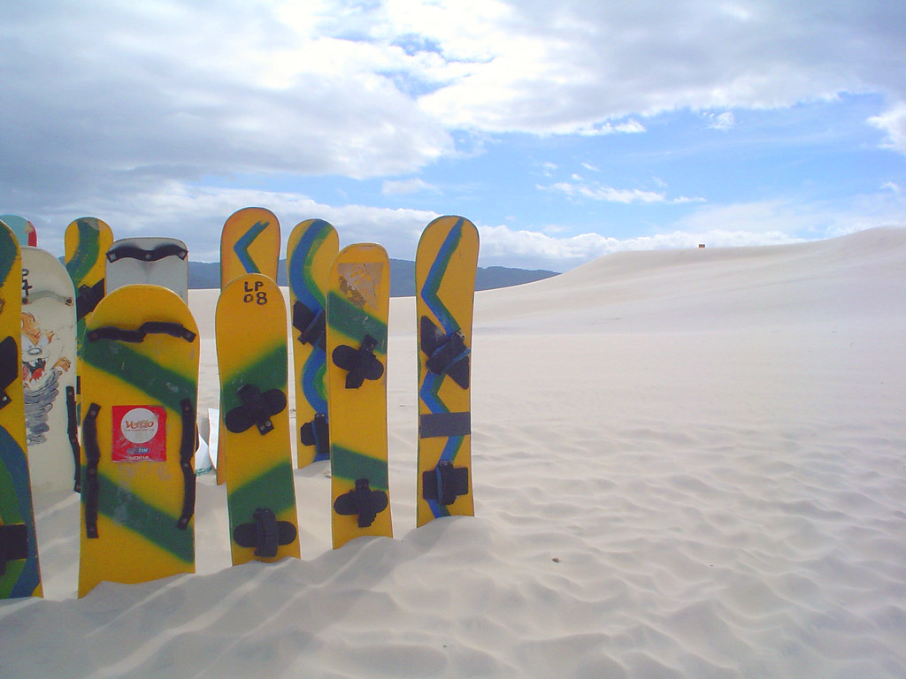 Tablas de sandboard clavadas en una duna del desierto
