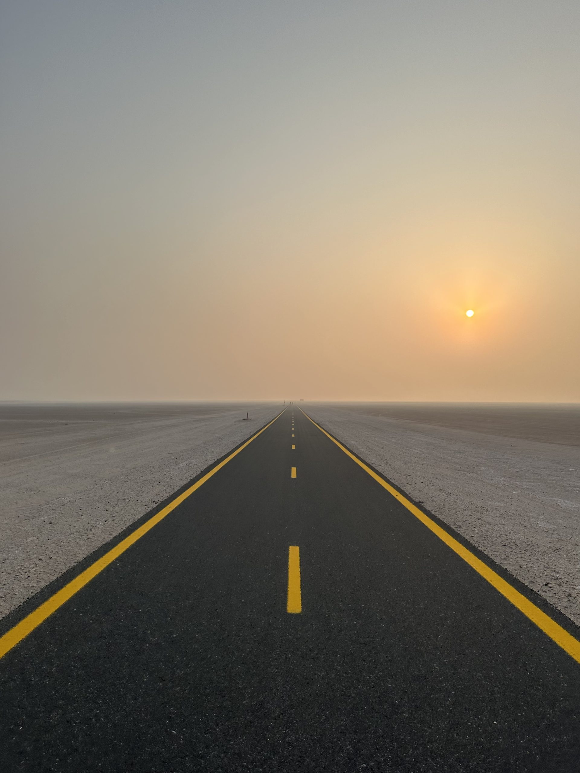 Carril bici de Al Qudra al amanecer en el desierto de Dubái