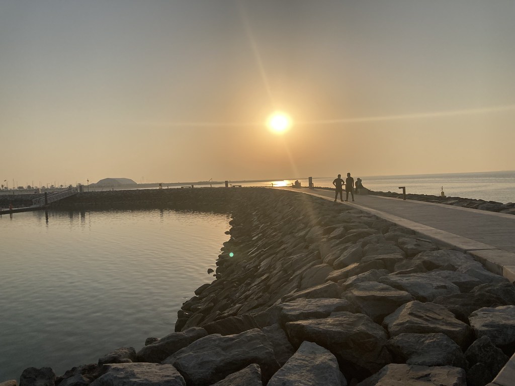 Atardecer en el espigón de la isla Hudayriyat, Abu Dabi