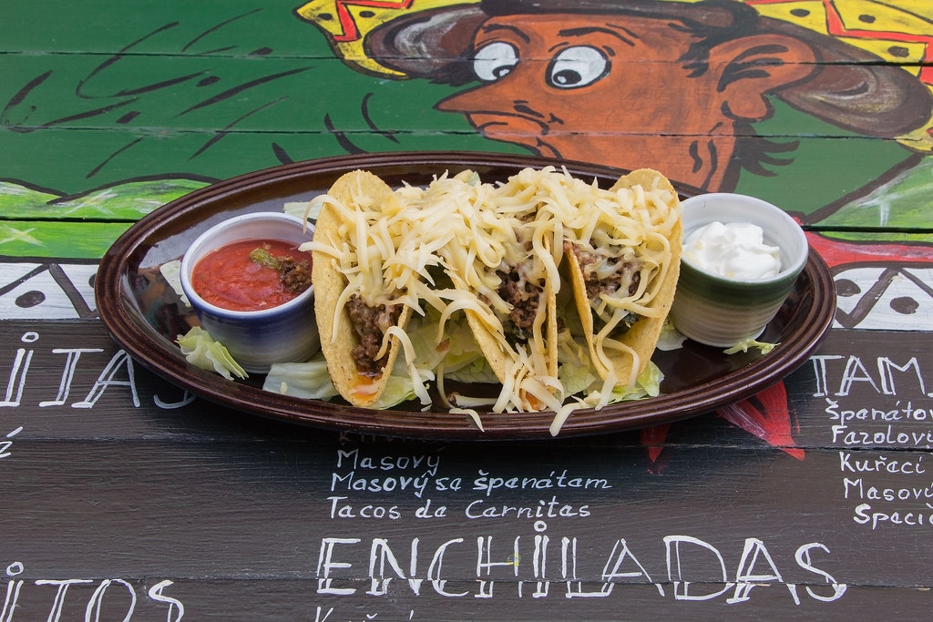 Mesa con platos de comida mexicana para un brunch