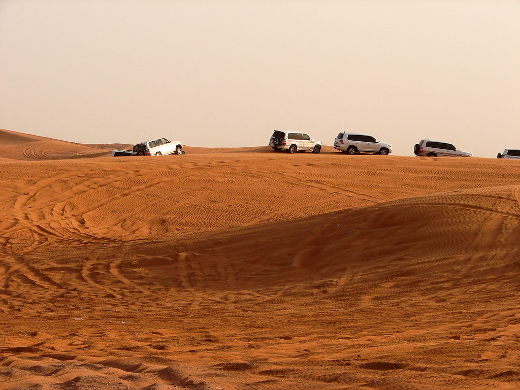 Todoterrenos en las dunas rojizas del desierto de Liwa