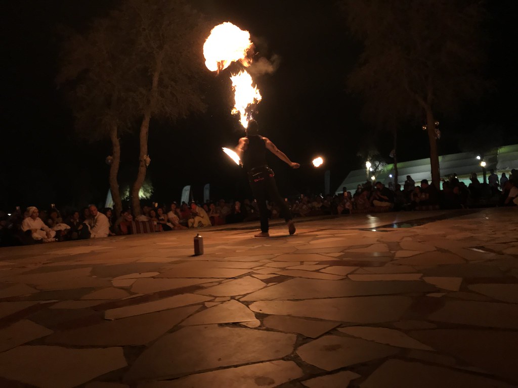 Espectáculo de fuego en la playa de noche