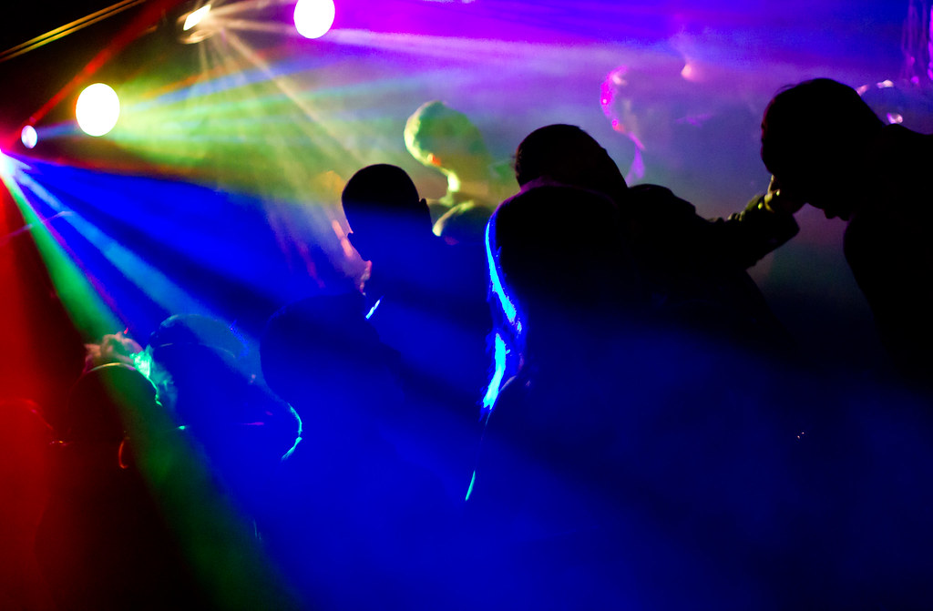 Fiesta de Nochevieja con DJ y luces de colores