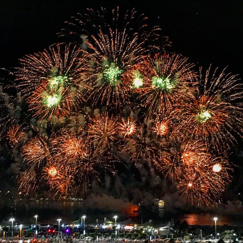 Fuegos artificiales sobre Abu Dabi