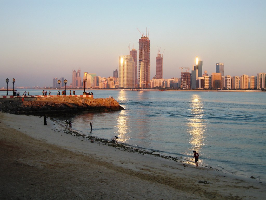 Playa de Abu Dabi con el skyline de la ciudad al fondo