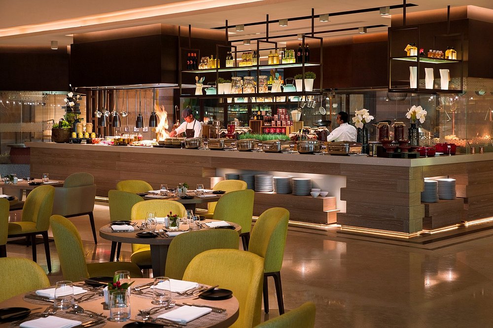 Bufé con cocina abierta y mesas preparadas en el restaurante Sim Sim de Abu Dabi