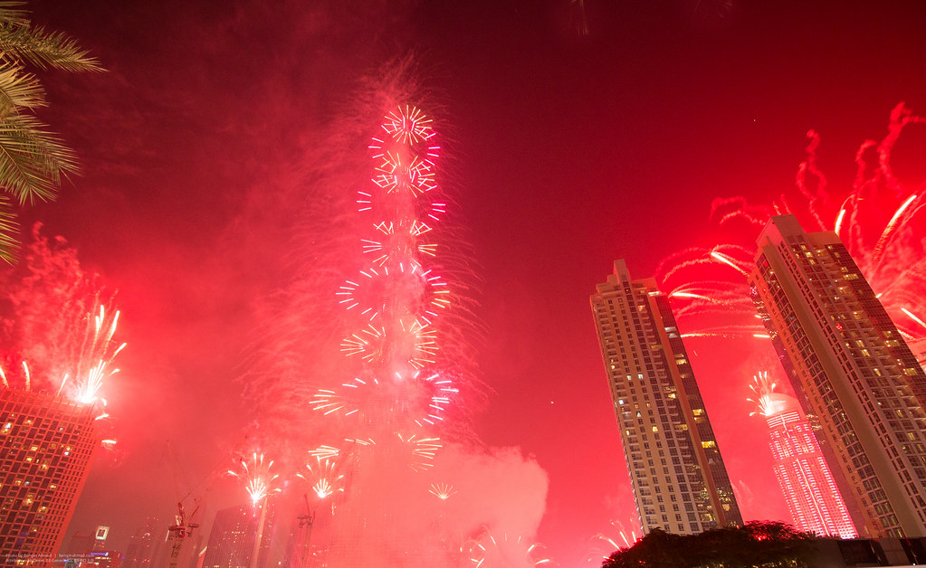 Fuegos artificiales rojos alrededor del Burj Khalifa y los rascacielos de Downtown Dubái en Nochevieja
