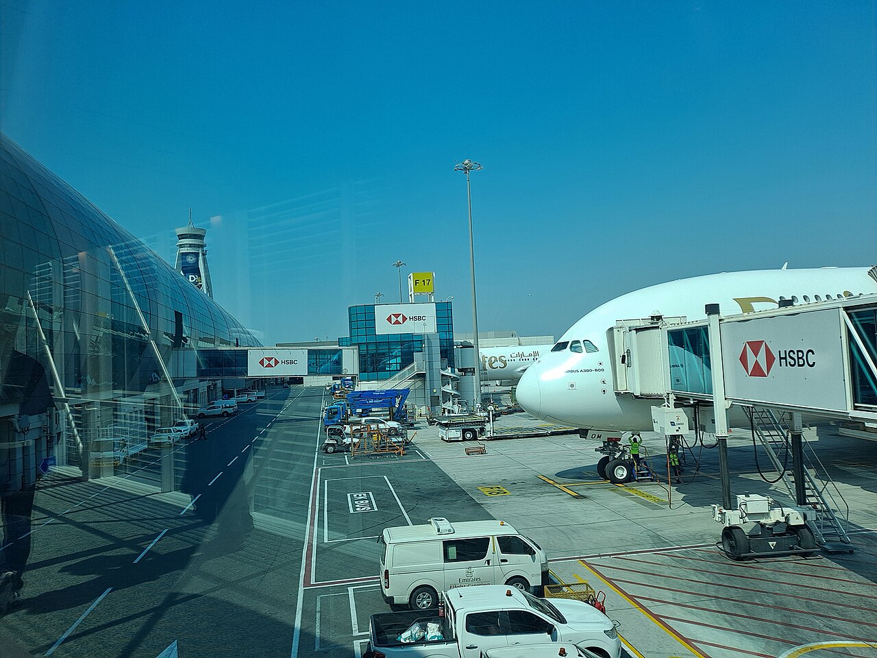 Avión en la puerta de embarque de la terminal 3 del aeropuerto internacional de Dubái