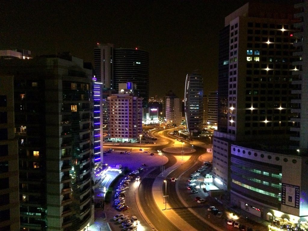 Torres y calles iluminadas de Barsha Heights (TECOM) de noche