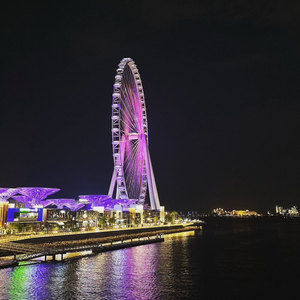 Bluewaters Island y la noria Ain Dubai iluminadas de noche