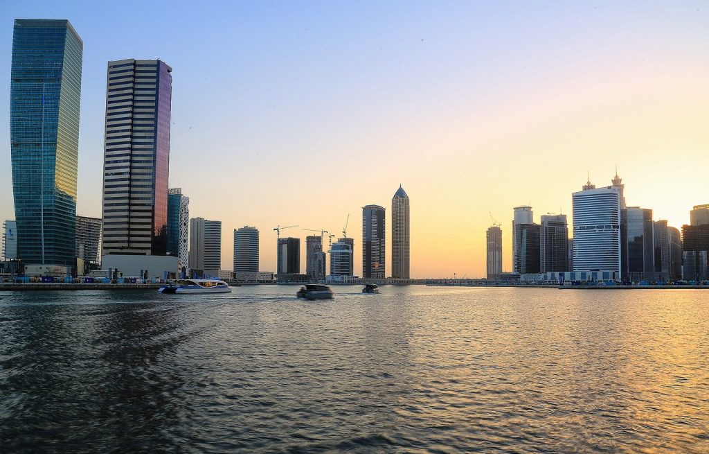 Rascacielos de Business Bay junto al Dubai Water Canal al atardecer