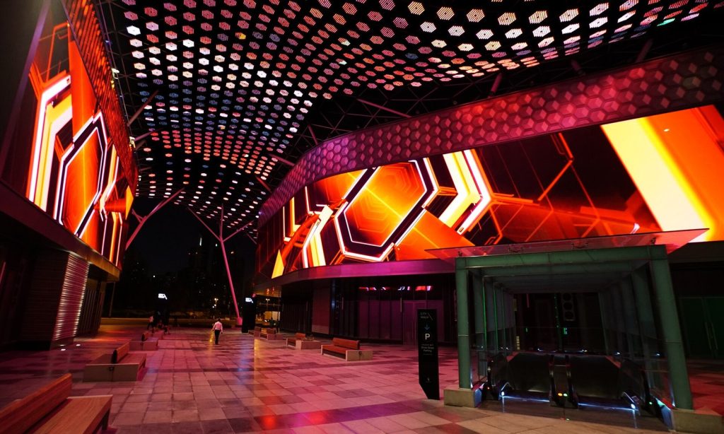 Instalación luminosa Float4 en City Walk, Dubái, de noche