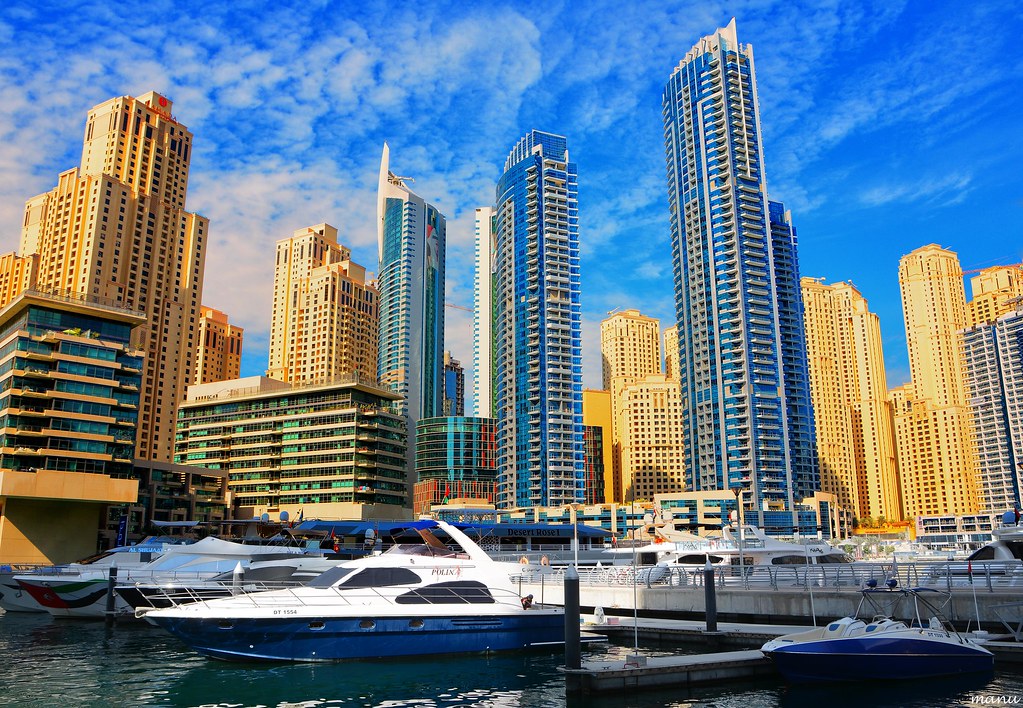 Torres residenciales y yates en Dubai Marina, una de las zonas más demandadas para vivir en Dubái