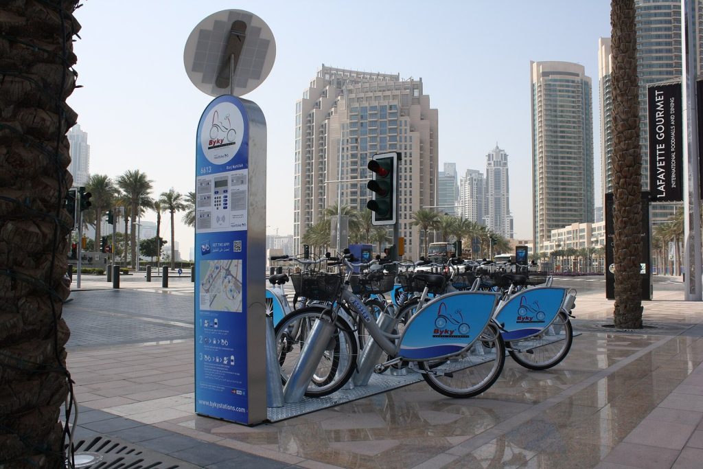 Estación de bicicletas compartidas en Downtown Dubái