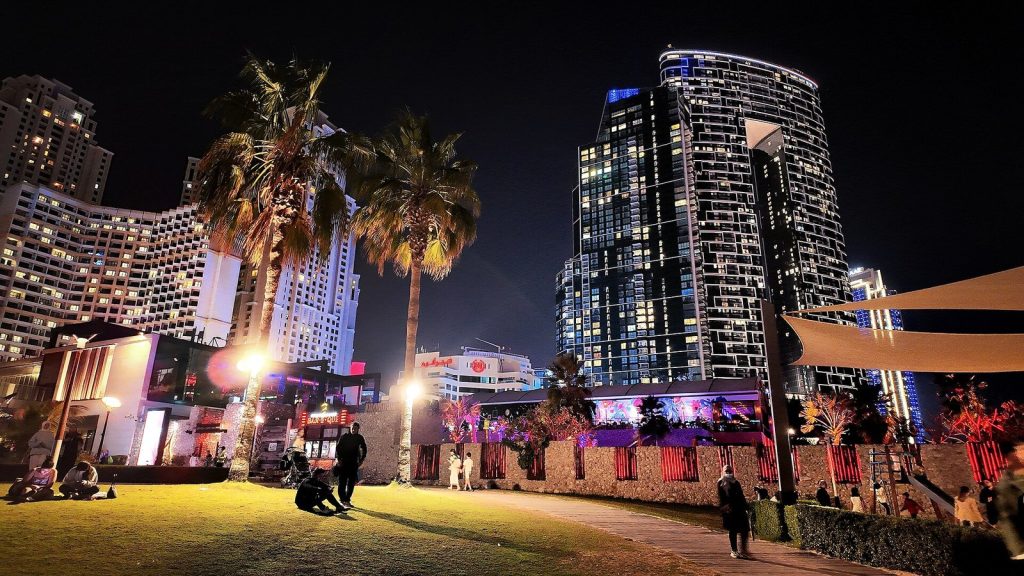 Zona de The Beach en Jumeirah Beach Residence (JBR) de noche