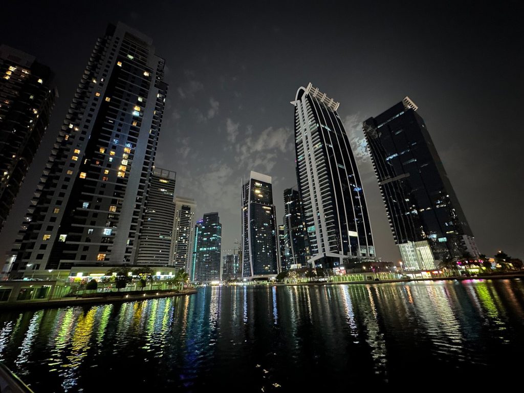 Torres de Jumeirah Lakes Towers reflejadas en el lago de noche