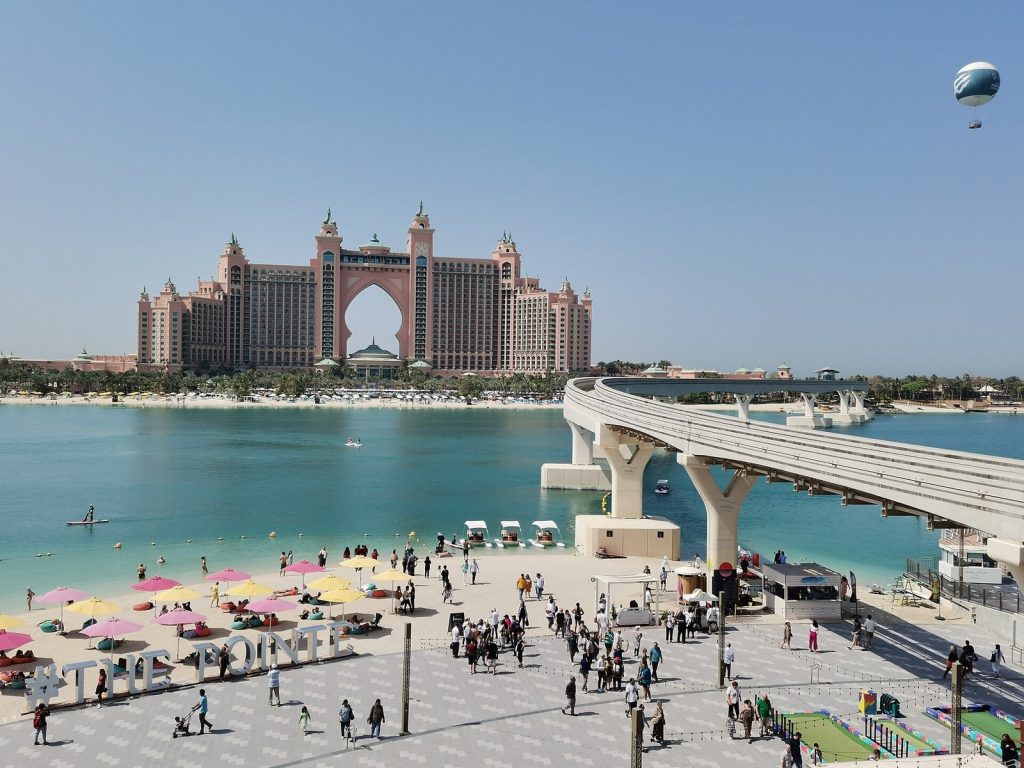 Playa de The Pointe en Palm Jumeirah con el hotel Atlantis al fondo