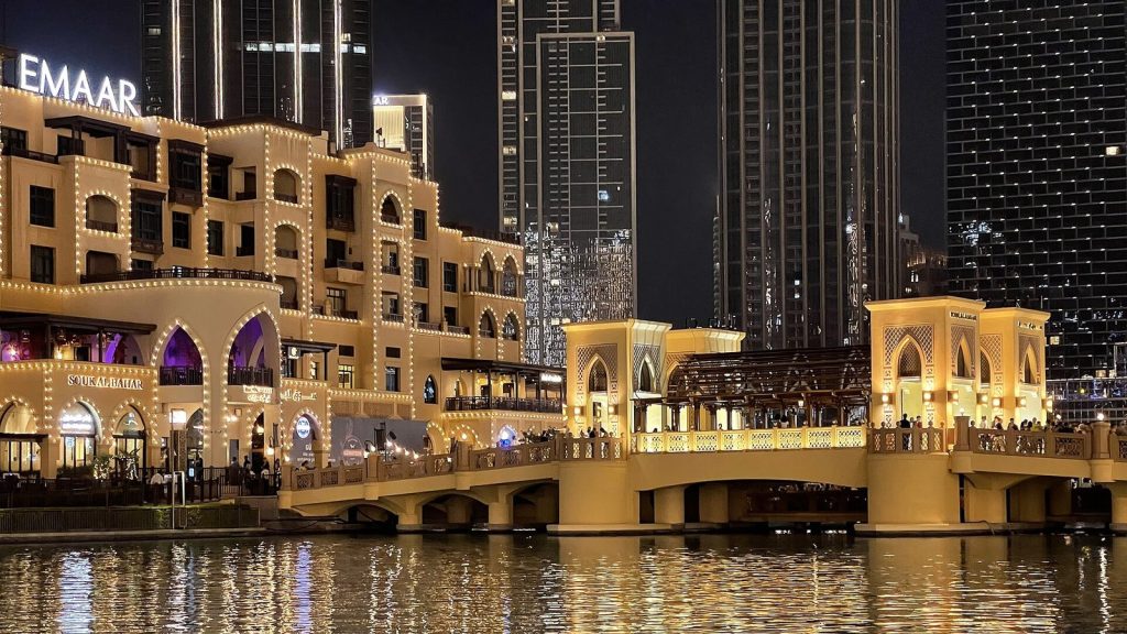 Souk Al Bahar iluminado de noche junto al lago de Downtown Dubái