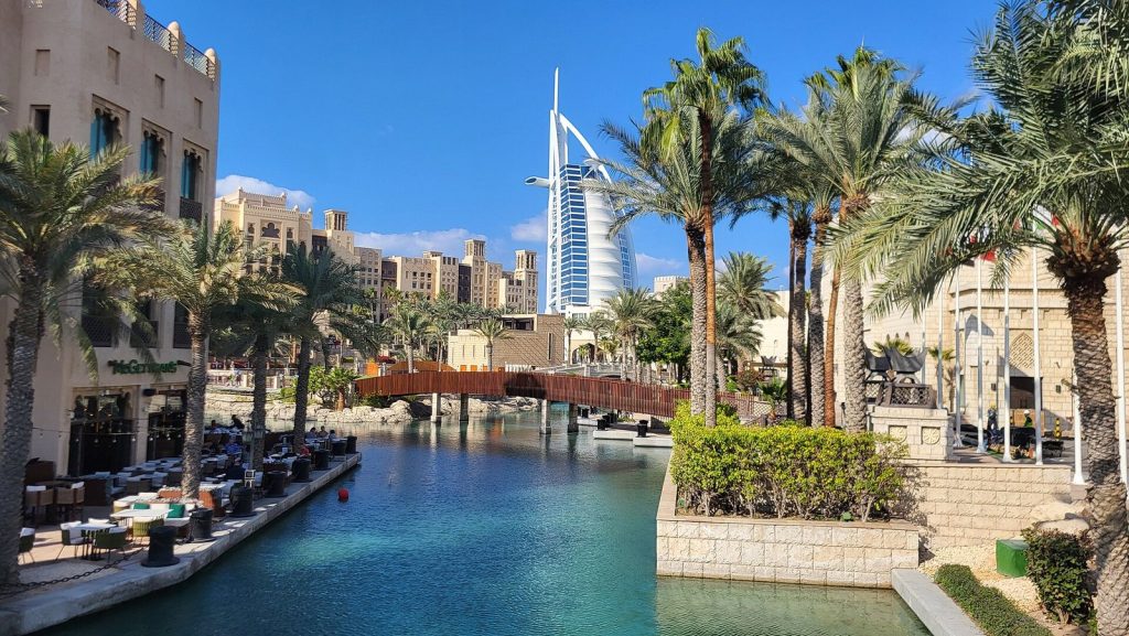 Canal de Souk Madinat Jumeirah con terrazas y el Burj Al Arab al fondo