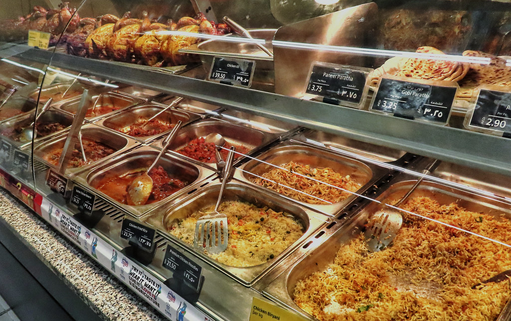 Mostrador de comida preparada en un hipermercado de Dubái con precios en dírhams