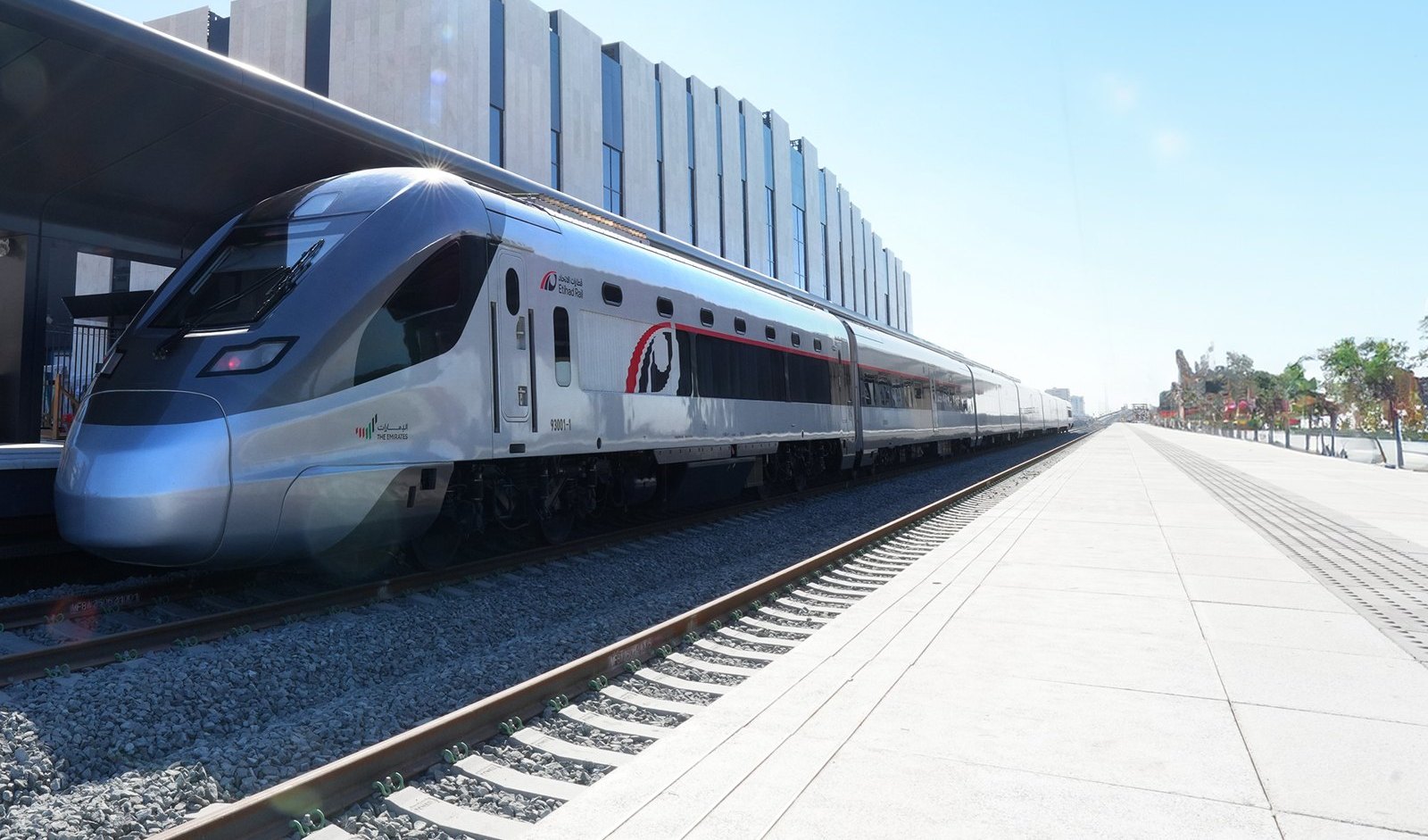 Tren de pasajeros de Etihad Rail detenido en el andén de una estación en los Emiratos Árabes Unidos