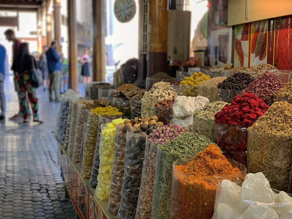 Sacos de especias y flores secas en el zoco de las especias de Deira